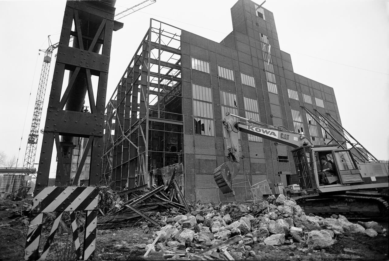 Schwarz-weiß-Aufnahme des Umbaus des alten Kesselhauses auf Zollverein 1995