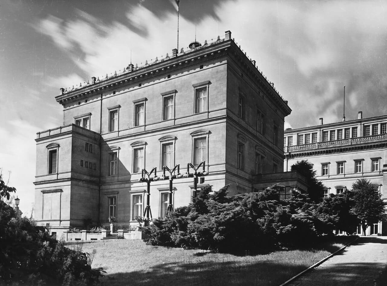 Schwarz-weiß-Aufnahme der Villa Hügel