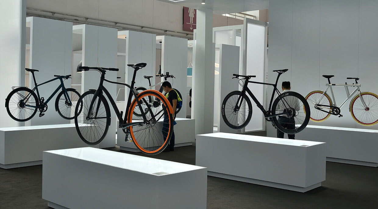 Minimalistische Fahrräder in der Ausstellung in Peking